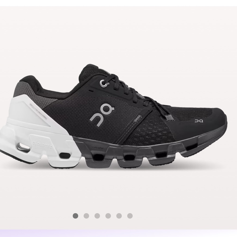 OnCloud Women’s Cloudflyer 4 Black & White Size 9